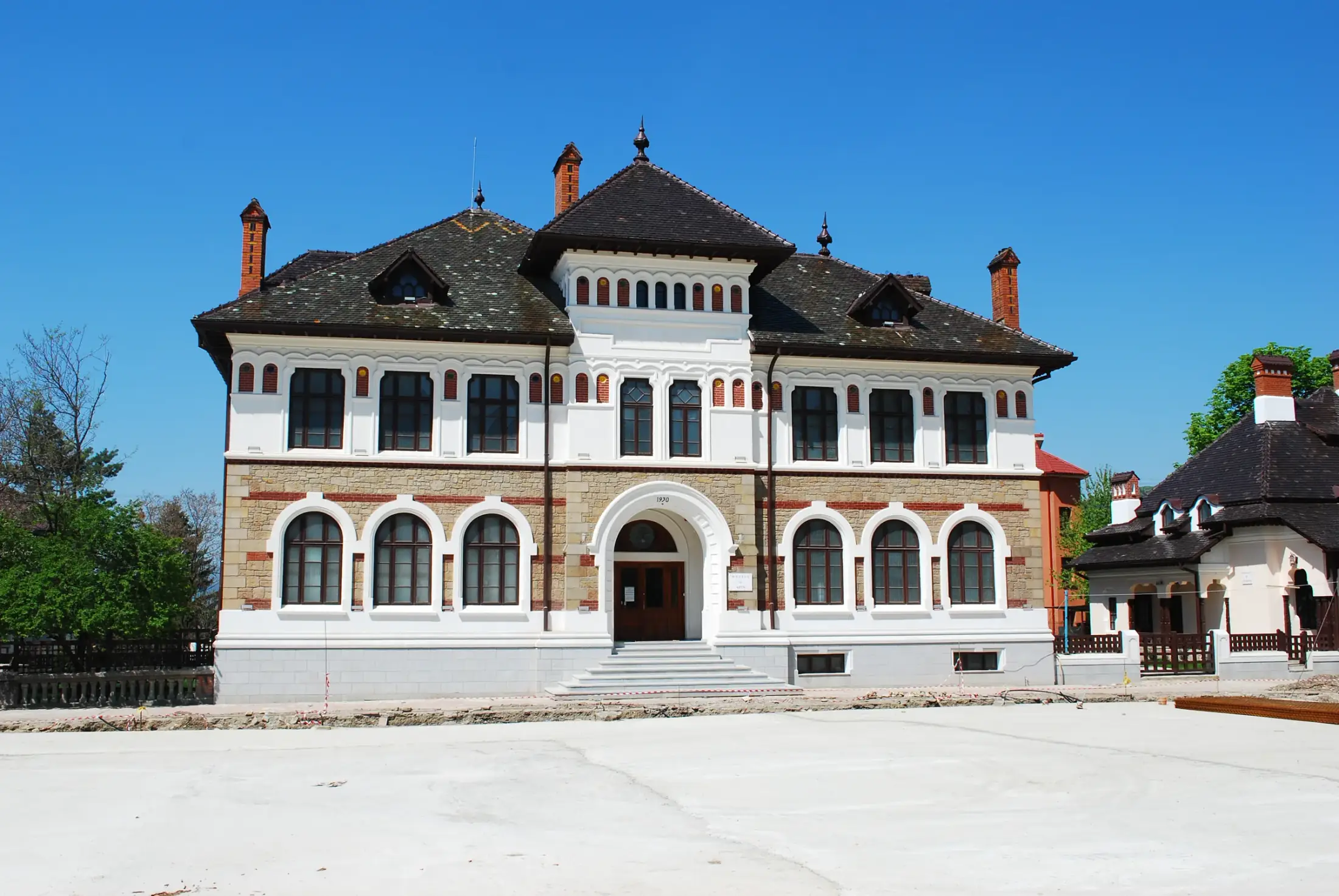 The Piatra-Neamț Art Museum building, a white facade with arched windows